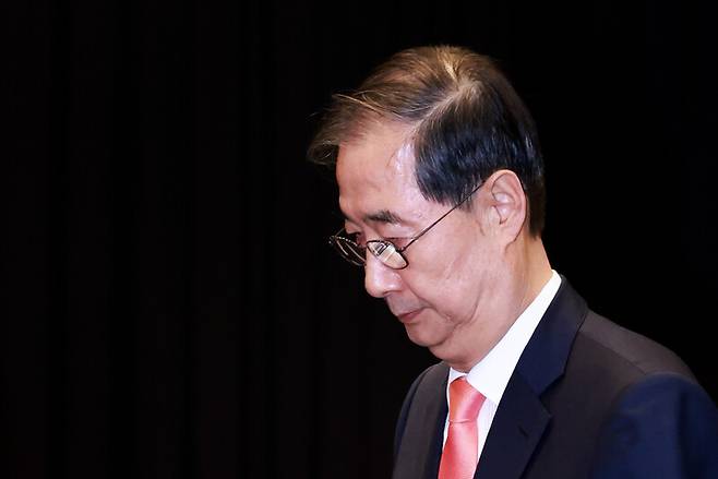 한덕수 대통령 권한대행 국무총리가 30일 서울 여의도 중소기업중앙회에서 열린 ‘중소기업 규제혁신 현장 소통 간담회’에서 참석자와 기념사진을 찍기 위해 단상으로 향하고 있다. 연합뉴스