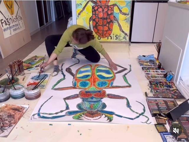 김유대 작가는 바닥에 종이를 펼쳐놓고 온몸으로 그렸다. 목탄과 파스텔을 갈아서, 붓으로 그렸다. 김 작가 인스타그램 캡처