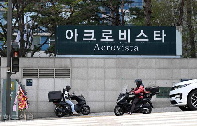 윤석열 전 대통령의 첫 형사재판을 하루 앞둔 13일 윤 전 대통령의 사저가 있는 서울 서초구 아크로비스타가 인적이 없어 한산하다. 홍인기 기자