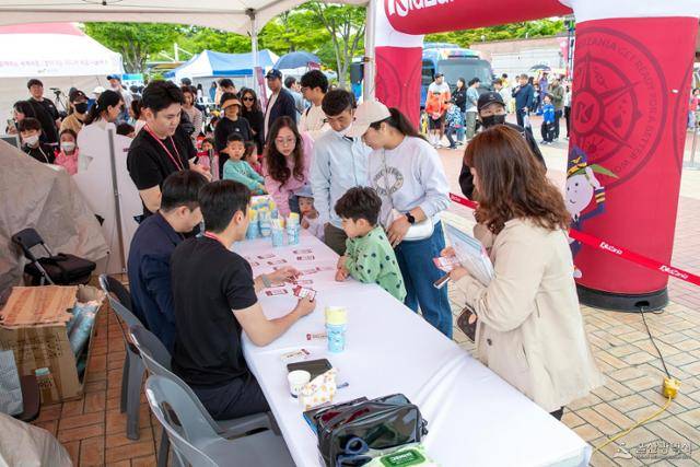 지난해 5월 5일 울산 남구 울산대공원에서 가족단위 방문객들이 어린이날 기념행사를 즐기고 있다. 울산시 제공