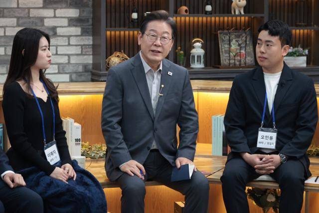 이재명 더불어민주당 제21대 대통령 선거 후보가 30일 오후 서울 구로구 한 스튜디오에서 열린 슬기로운 퇴근생활 직장인 간담회에 참석해 직장인들의 고충을 듣고 답변하고 있다. 뉴시스