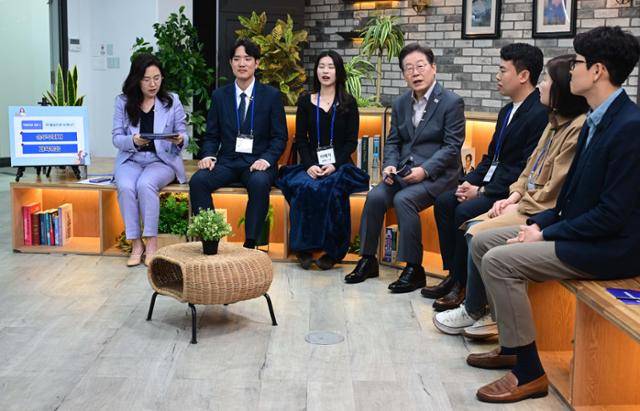 이재명 더불어민주당 제21대 대통령 선거 후보가 30일 오후 서울 구로구 한 스튜디오에서 열린 슬기로운 퇴근생활 직장인 간담회에 참석해 직장인들의 고충을 듣고 답변하고 있다. 뉴시스