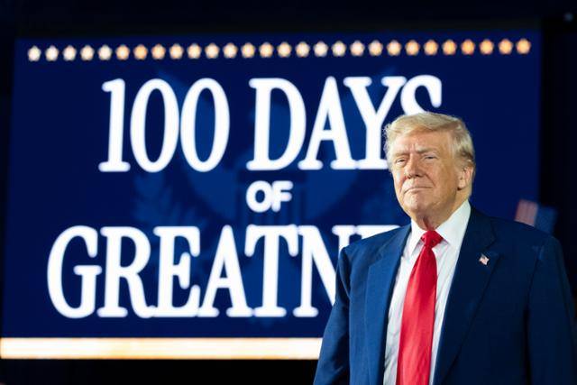 도널드 트럼프 미국 대통령이 29일 미시간주 워런의 머콤카운티커뮤니티칼리지 스포츠엑스포센터에서 취임 100일 기념 연설을 하고 있다. 워런=AFP 연합뉴스
