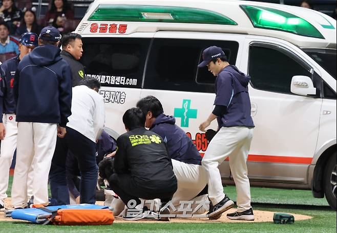 29일 오후 서울 고척스카이돔에서 열린 2025 프로야구 롯데 와 키움 경기. 롯데 전민재가 7회 키움 투수 양지율의 공에 머리를 맞아 구급차에 실려 가고있다. 고척=정시종 기자 capa@edaily.co.kr /2025.04.29.