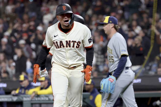 <yonhap photo-4904="">윌머 플로레스가 이정후와 함께 MLB 거인 군단의 진격을 이끌고 있다. (AP Photo/Jed Jacobsohn)/2025-04-24 13:07:54/ <저작권자 ⓒ 1980-2025 ㈜연합뉴스. 무단 전재 재배포 금지, AI 학습 및 활용 금지></yonhap>
