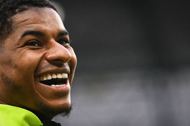 <yonhap photo-1793=""> TOPSHOT - Aston Villa's English striker #09 Marcus Rashford reacts prior to the English Premier League football match between Manchester City and Aston Villa at the Etihad Stadium in Manchester, north west England, on April 22, 2025. (Photo by Oli SCARFF / AFP) / RESTRICTED TO EDITORIAL USE. No use with unauthorized audio, video, data, fixture lists, club/league logos or 'live' services. Online in-match use limited to 120 images. An additional 40 images may be used in extra time. No video emulation. Social media in-match use limited to 120 images. An additional 40 images may be used in extra time. No use in betting publications, games or single club/league/player publications. //2025-04-23 06:57:34/ <저작권자 ⓒ 1980-2025 ㈜연합뉴스. 무단 전재 재배포 금지, AI 학습 및 활용 금지></yonhap>