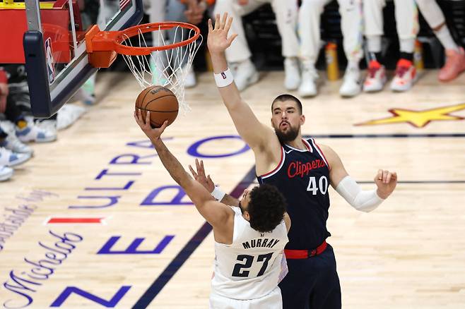 <yonhap photo-4891=""> DENVER, COLORADO - APRIL 29: Jamal Murray #27 of the Denver Nuggets shoots against Ivica Zubac #40 of the LA Clippers during the fourth quarter in Game Five of the Western Conference First Round NBA Playoffs at Ball Arena on April 29, 2025 in Denver, Colorado. NOTE TO USER: User expressly acknowledges and agrees that, by downloading and or using this photograph, User is consenting to the terms and conditions of the Getty Images License Agreement. Matthew Stockman/Getty Images/AFP (Photo by MATTHEW STOCKMAN / GETTY IMAGES NORTH AMERICA / Getty Images via AFP)/2025-04-30 13:59:50/ <저작권자 ⓒ 1980-2025 ㈜연합뉴스. 무단 전재 재배포 금지, AI 학습 및 활용 금지></yonhap>