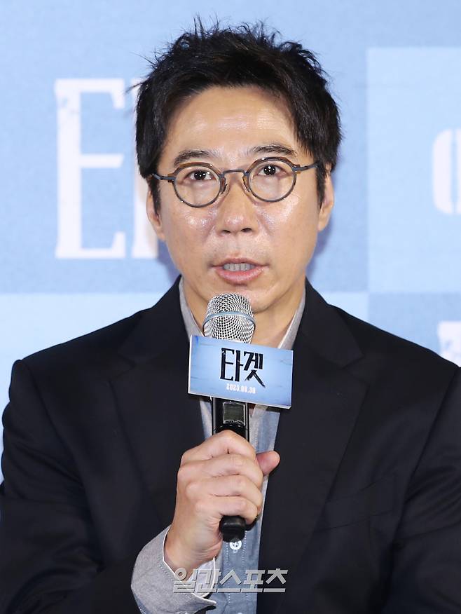 박희곤 감독이 9일 오전 서울 성동구 메가박스 성수에서 열린 영화 '타겟' 제작보고회에 참석해 포즈를 취하고 있다. '타겟'은 중고거래로 범죄의 표적이 된 ‘수현’의 일상 속에서 벌어지는 서스펜스를 담은 스릴러로 오는 30일 개봉한다. 서병수 기자 qudtn@edaily.co.kr /2023.08.09/