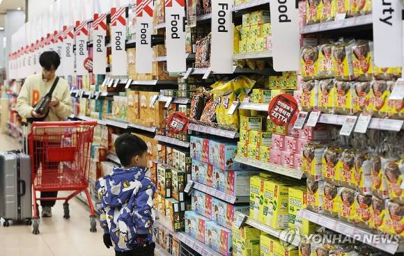 서울의 한 대형마트에서 국내외 여행객들이 장을 보고 있다. [사진=연합뉴스]