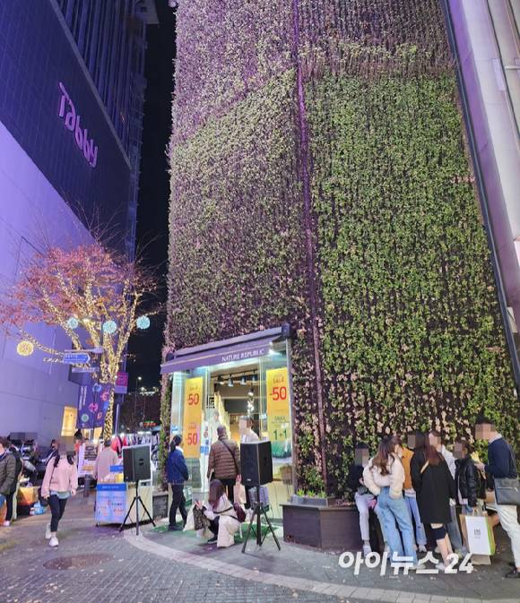 외국인 관광객이 명동 네이처리퍼블릭 매장에 들어가고 있다. [사진=구서윤 기자]