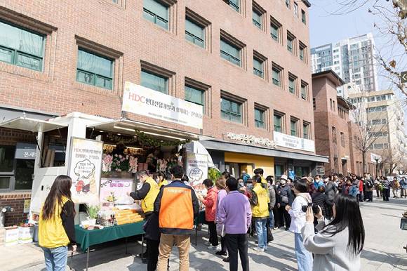 HDC현대산업개발은 가정의 달을 앞두고 아이들부터 어르신까지 모두를 위한 다양한 봉사활동과 기부를 진행했다. 이후 청년취약계층 자립 프로그램과 아동·청소년을 위한 환경교육 과정 등의 공헌 프로그램도 계획해 올해도 꾸준한 사회공헌활동을 이어갈 예정이다. 사진은 3월 11일 서대문구 지역주민과 함께하는 푸드트럭 식사 지원 봉사활동 단체사진. [사진=HDC현대산업개발]