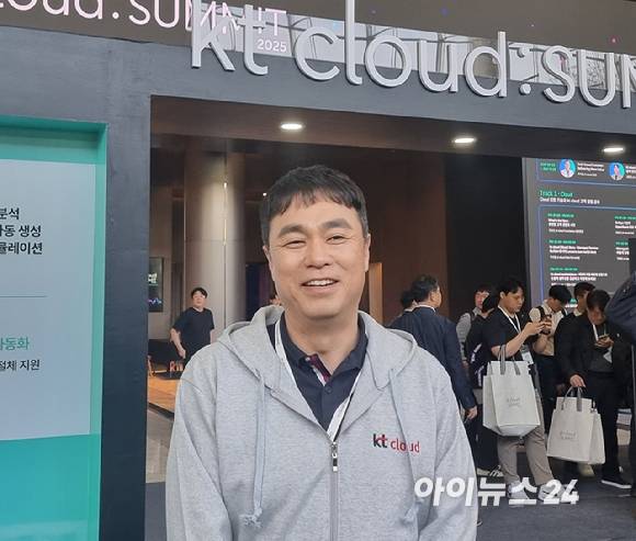 최지웅 KT클라우드 대표가 30일 오전 서울 코엑스에서 열린 'KT클라우드 서밋 2025' 행사장에서 기자들의 질문에 답하고 있다. [사진=윤소진 기자]