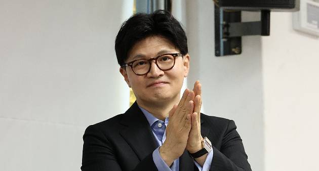 한동훈 국민의힘 대선 경선 후보가 28일 국민의힘 대전시당을 찾아 당원들을 향해 손뼉을 치고 있다. [사진=연합뉴스]