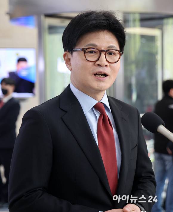 25일 오후 종로 동아미디어센터 1층 로비에서 국민의힘 대선 2차 경선 진출자인 한동훈 후보가 사전 인터뷰를 하고 있다. [사진=국회사진취재단]