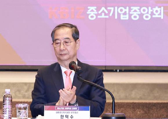 한덕수 대통령 권한대행 국무총리가 30일 서울 여의도 중소기업중앙회에서 열린 '중소기업 규제혁신 현장 소통 간담회'에서 박수치고 있다. 2025.4.30 [사진=연합뉴스]