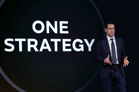 로빈 콜건 JLR 코리아 대표가 30일 서울 종로구 포시즌즈 호텔 서울에서 열린 기자간담회에서 발표하고 있다. [사진=JLR 코리아]