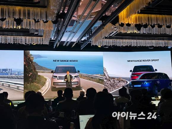 로빈 콜건 JLR 코리아 대표가 30일 서울 종로구 포시즌즈 호텔 서울에서 미래 혁신 전략 '원(ONE)'에 대해 발표하고 있다. [사진=김종성 기자]