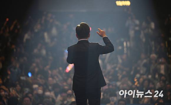 이재명 더불어민주당 대선 경선 후보가 지난 27일 오후 경기 고양시 킨텍스에서 열린 더불어민주당 제21대 대통령선거 후보자 선출을 위한 수도권·강원·제주 합동연설회에 참석해 수락연설을 하고 있다. [사진=곽영래 기자]