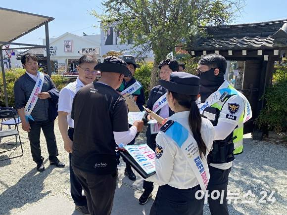 30일 전동카트 안전운행 캠페인에서 송호준(왼쪽 두 번째) 경주부시장과 캠페인 참여자들이 대여업체를 방문해 전단지와 안내 지도를 배포하며 안전수칙을 안내하고 있다. [사진=경주시청]