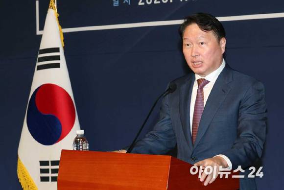 최태원 대한상공회의소 회장이 22일 국회 '미래산업포럼' 발족식에서 우원식 국회의장 등 주요 국회의원들이 참석한 가운데 기조연설에 나선 모습.