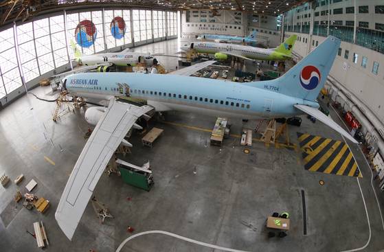국토부의 항공안전 혁신방안에는 항공기 정비시간 연장과 정리인력 확충 등도 포함됐다. 사진은 서울 강서구 대한항공 격납고의 항공기의 수리 모습. 뉴스1