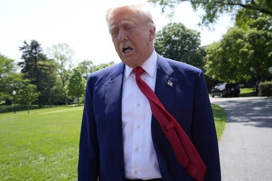 도널드 트럼프 미국 대통령이 29일(현지시간) 미시간주 매콤 카운티에서 열리는 취임 100일 기념 연설을 위해 워싱턴 DC 백악관을 떠나면서 취재진과 대화하고 있다. AP=연합뉴스