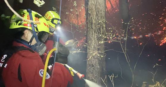 지난 26일 강원 인제군 상남면 하남리의 한 야산에서 발생한 산불 현장에 투입된 공중진화대가 산불을 진압중인 모습. [사진 산림청]