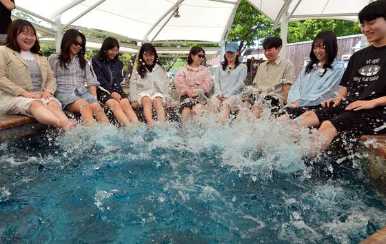 2025 유성온천문화축제를 이틀 앞둔 30일 대전 유성구 온천로 일원에서 진행된 프레스투어에 참가한 시민들이 족욕 체험을 하고 있다. 유성온천문화축제는 2일부터 4일까지 열린다.김성태 객원기자