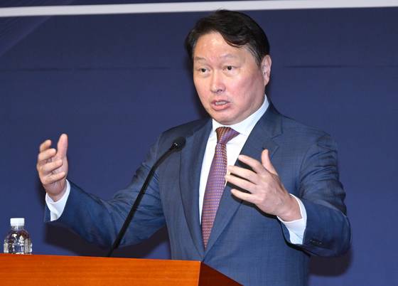 최태원 대한상공회의소 회장이 22일 서울 여의도 국회 사랑재에서 열린 국회 미래산업포럼 발족식에서 최근 한국경제의 도전과제와 대응방향에 대해 강연하고 있다. 뉴스1