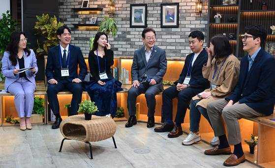 이재명 더불어민주당 대통령 후보가 30일 저녁 서울 구로구 한 스튜디오에서 열린 슬기로운 퇴근생활 직장인 간담회에 참석해 직장인들의 고충을 듣고 답변하고 있다. 국회사진취재단