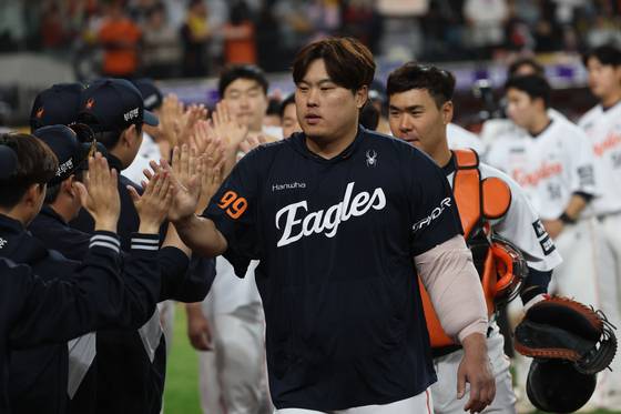 30일 대전 LG전에서 7이닝 2실점으로 역투해 승리투수가 된 류현진. 뉴스1