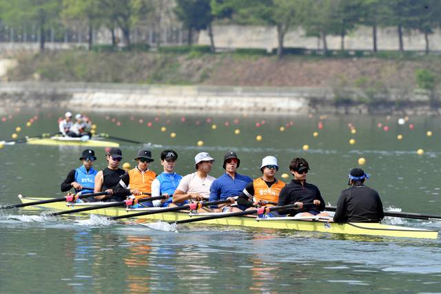 ▲ 2025 화천 평화배 전국 조정대회 개막을 하루 앞둔 30일, 전국 각지에서 화천을 찾은 선수단이 경기가 열리는 북한강 일대에서 마지막 점검 훈련을 실시하고 있다. 올해로 19회째를 맞이하는 화천 평화배 전국 조정대회는 1일부터 4일까지 나흘 간 화천군 북한강 일대 조정 경기장에서 치른다.