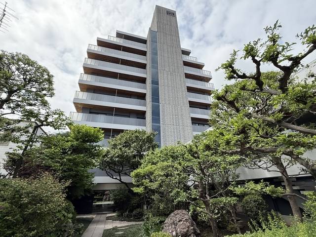 ▲ ㈜산이앤씨건축사사무소 안전진단부서 임직원들이 한국에서도 발생되는 현상인 노후 건축물 증가에 대한 문제점을 공유하고 연수하기 위해 최근 일본 도쿄를 방문했다. 사진은 건축가 아오키 시게루의 ‘리파이닝(Refining)’ 건축기법이 적용된 일본 건물 외형 모습.