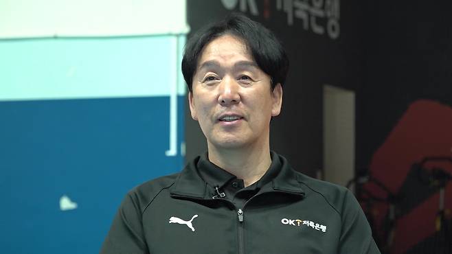 1년 만에 OK저축은행 사령탑으로 복귀한 신영철 감독은 당시 한국전력에서 같이 동고동락했던 전광인과의 추억을 회상하면서 미소를 지어 보였다. (촬영기자: 민창호)