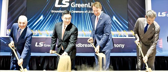 구본규 LS전선 사장이 28일(현지시간) 미국 버지니아주 체서피크시에서 열린 LS전선 자회사 LS그린링크의 해저케이블 제조 공장 착공식에서 첫 삽을 뜨고 있다. 왼쪽부터 릭 웨스트 체서피크 시장과 구 사장, 글렌 영킨 버지니아 주지사, 후안 파블로 세규라 버지니아주 상무부 장관.  워싱턴공동취재단