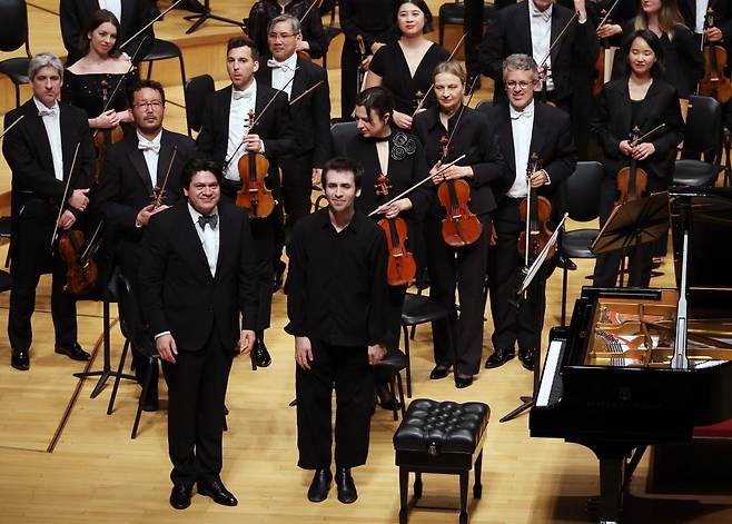 29일 서울 송파구 롯데콘서트홀에서 열린 프랑스 국립 오케스트라 내한 공연에서 지휘자 크리스티안 마첼라루와 피아니스트 알렉상드르 캉토로프가 협연 후 관객에게 인사하고 있다. / 사진 출처. 김범준 기자