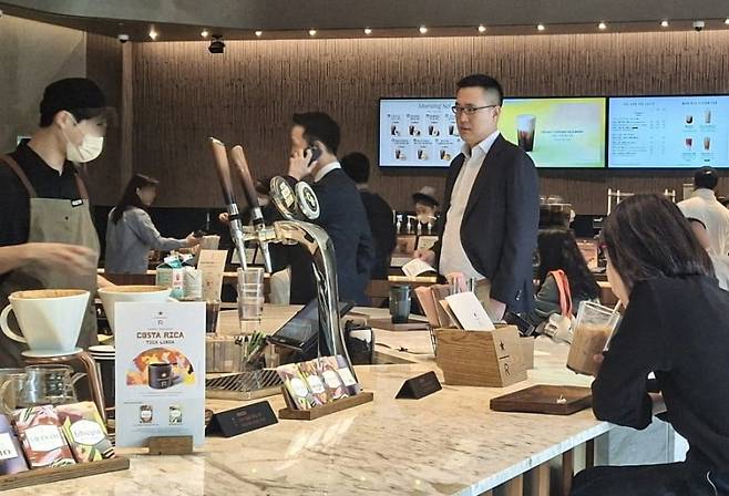 트럼프 면담장에서 모습을 드러낸 김동원 한화생명 사장(왼쪽)과 김동선 한화갤러리아·호텔앤드리조트 미래비전총괄 부사장(오른쪽). /사진=연합뉴스