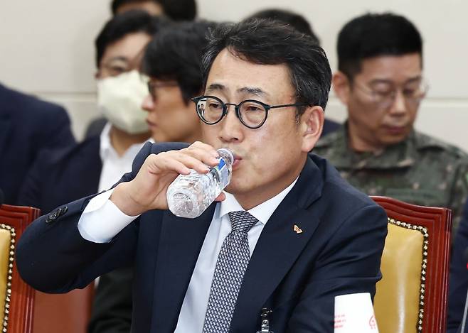 유영상 SKT 대표이사가 30일 오전 서울 여의도 국회 과학기술정보방송통신위원회에서 열린 YTN 등 방송·통신 분야 청문회에서 물을 마시고 있다. 사진=뉴스1
