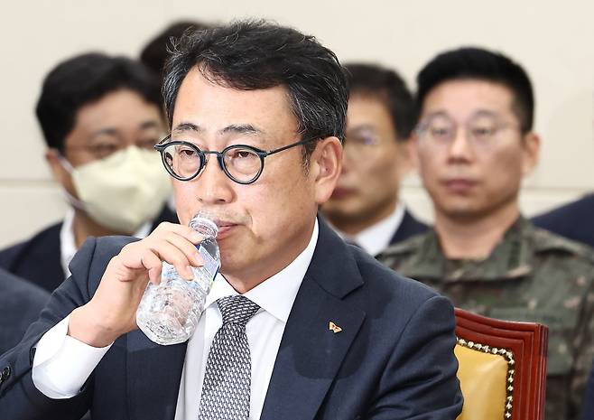 유영상 SKT 대표이사가 30일 오전 서울 여의도 국회 과학기술정보방송통신위원회에서 열린 YTN 등 방송·통신 분야 청문회에서 물을 마시고 있다. 사진=뉴스1