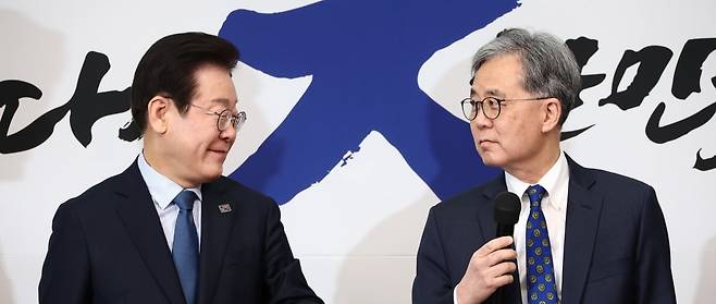 이재명 전 더불어민주당 대표가 지난 2월 서울 여의도 국회에서 최고위원회의에 앞서 열린 임명식에서 김현종 외교안보 보좌관에게 임명장을 수여한 뒤 기념촬영을 하고 있다. 연합뉴스