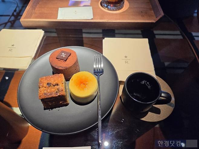 스타벅스 리저브 도산점 오픈 기념 행사에서 제공된 칵테일 음료와 디저트./사진=박수림 기자