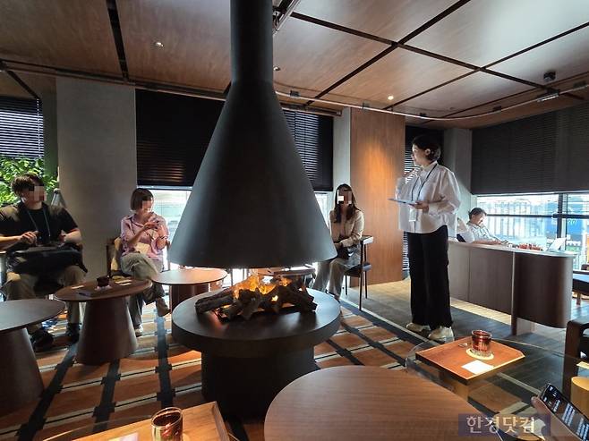 스타벅스 리저브 도산점 오픈 기념 행사에서 이용아 스타벅스 스토어컨셉트기획팀장이 매장 기획에 대해 설명하고 있다./사진=박수림 기자