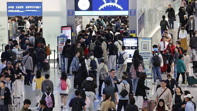 30일 인천국제공항 제1여객터미널 출국장에서 승객들이 탑승 수속을 위해 줄을 서고 있다. 사진=연합뉴스
