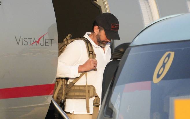 도널드 트럼프 미국 대통령의 장남 트럼프 주니어가 4월 29일 서울 강서구 서울김포비즈니스항공센터를 통해 입국하고 있다. 사진=공항사진기자단