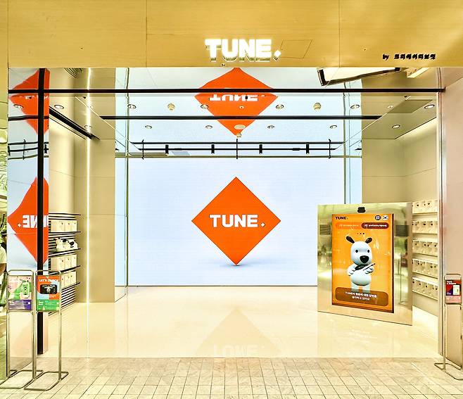 더현대 서울이 선보인 디지털 체험 매장 ‘튠(TUNE)’ . 현대백화점