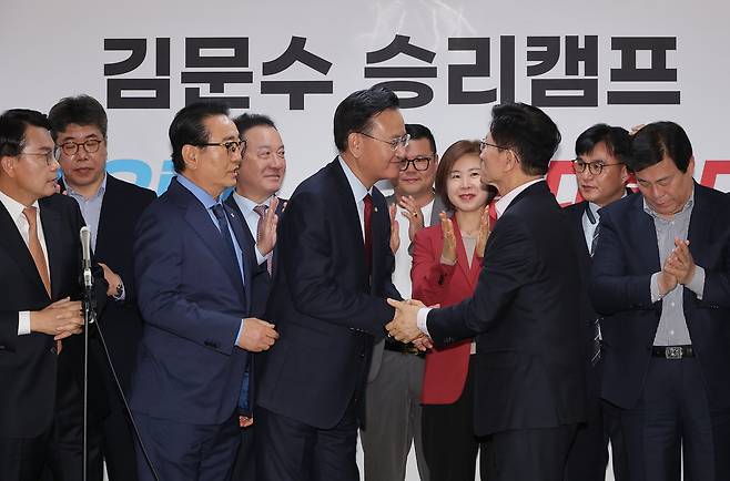 김문수 국민의힘 대선 경선 후보가 30일 서울 여의도 대하빌딩 김문수 후보캠프 사무실에서 유상범 의원과 악수하고 있다. 연합뉴스