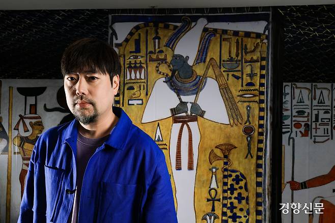 곽민수 한국이집트학연구소장이 지난 29일 본인이 감수한 서울 광진구 빛의시어터 ‘파라오의 이집트, 빛으로 깨어난 고대 문명’ 전시장 앞에 서 있다. 이준헌 기자