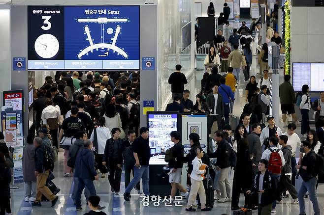 5월 1일부터 엿새간 이어지는 황금연휴를 앞둔 30일 인천국제공항 제1여객터미널 출국장이 탑승객들로 붐비고 있다. 문재원 기자