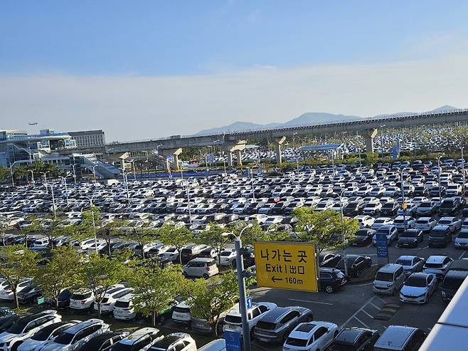차량으로 가득 찬 인천공항 주차장. 인천국제공항공사 제공
