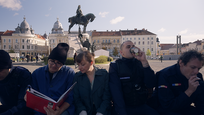 전주국제영화제 개막작인 라두 주데 감독 <콘티넨탈 ‘25> 한 장면. 전주국제영화제 제공